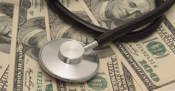 יד ביד: מה הקשר בין בריאות הציבור והמשכורת שלכם?