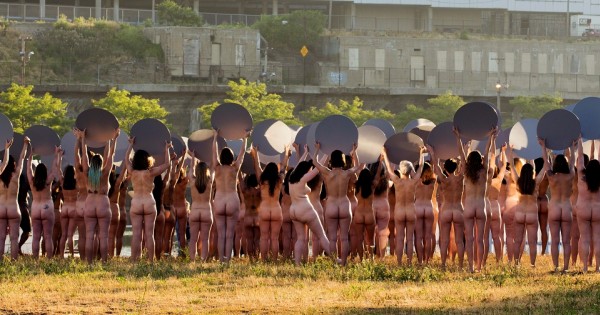 נשים מתפשטות נגד טראמפ: פרויקט צילום מחאתי של ספנסר טוניק