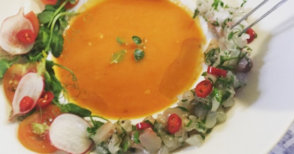 סביצ'ה דג ים על גספצ'ו עגבניות שרי וסלטון צנונית ועלים ירוקים