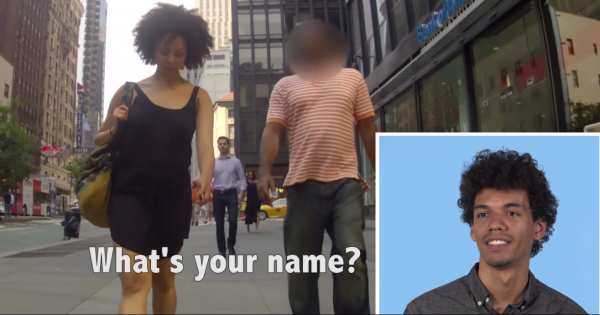 גברים צופים בבנות זוגם מוטרדות ברחוב