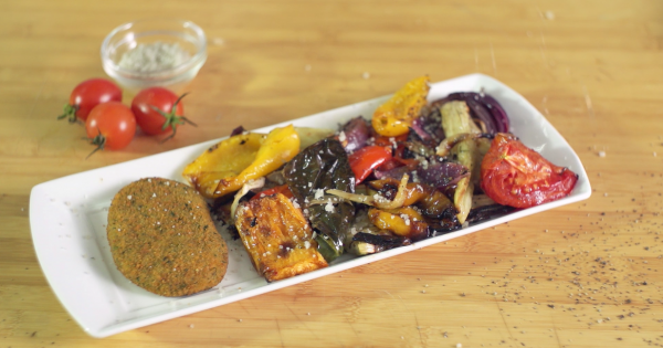 שניצל ברוקולי עם ירקות צלויים בתנור