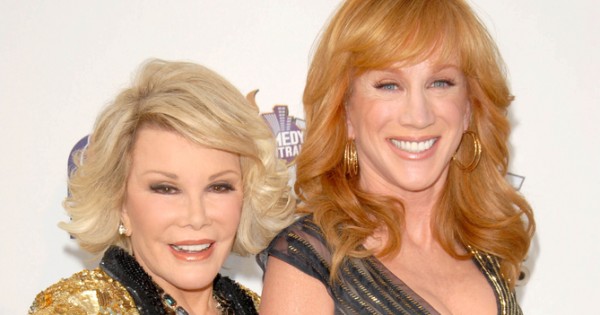 קתי גריפין משתחלת למחוך של ג'ואן ריברס