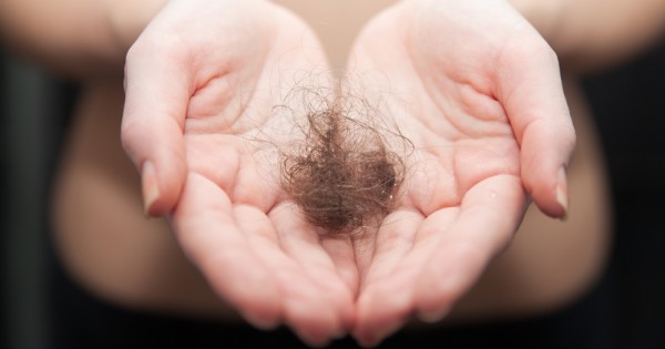 גם אתן סובלות מנשירת שיער? כך תתמודדו