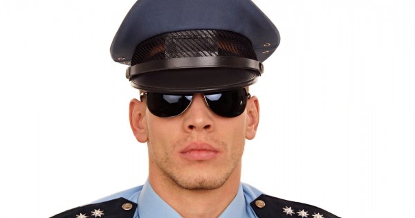 למה לשוטרים כל כך קל להטריד מינית?