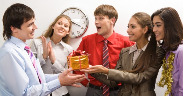 לגרום לכולם במשרד לאהוב אותך ב-100 ש"ח