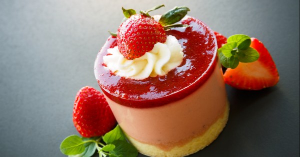 מוס גבינה בכוס עם גנאש שוקולד ותותים