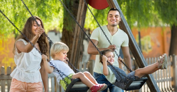 לא רק בים: איך להתגונן מהשמש בשגרה