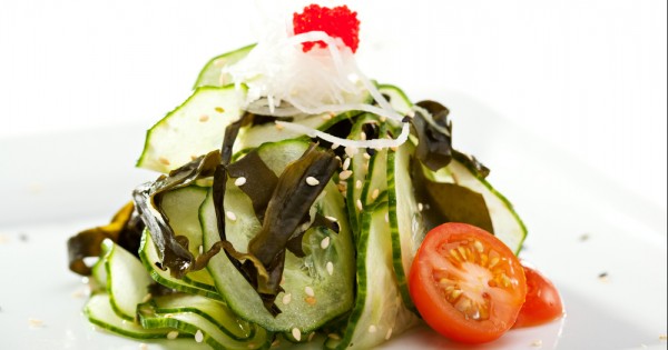 סלט מלפפונים, אצות וואקמה ואטריות זכוכית