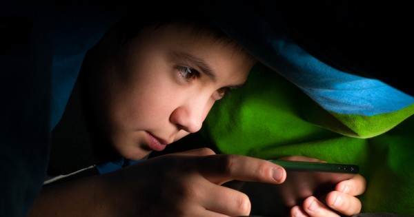 מחקר: הגיל בו בנים נחשפים לפורנוגרפיה לראשונה משפיע על איך שיתייחסו לנשים בעתיד