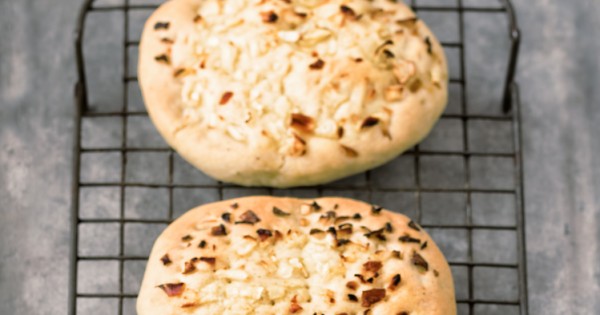 לחם בצל מטוגן וגבינת עזים