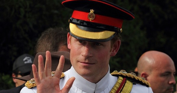 קצין, ג'נטלמן וילד רע: סוד הקסם של הנסיך הארי