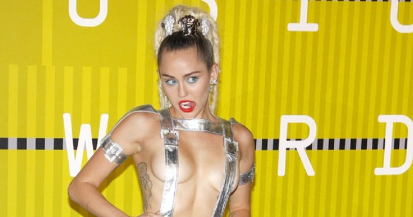 מיילי סיירוס: פרובוקטיבית בשקל או לוחמת חברתית?