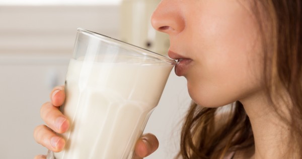 חלב: הנזק לשיניים שלכם עולה על התועלת