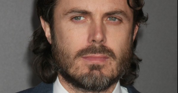 אל תמהרו להתאהב בקייסי אפלק: העבר המלוכלך שמסתירות העיניים הכחולות