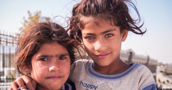 אשת האפנה שמצילה ילדים מחיי עוני