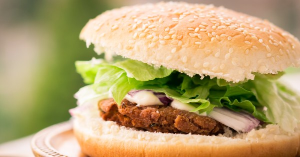 האם תחליפי בשר צמחיים יותר בריאים מבשר מעובד?