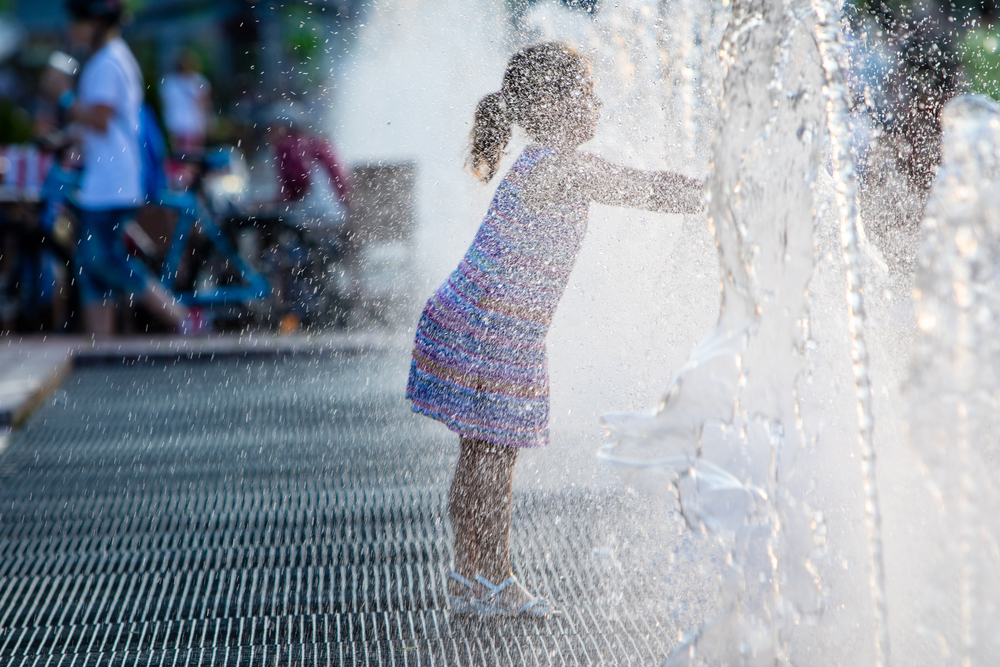 מזרקות או לא להיות: 5 המלצות להצטנן עם הילדים בחום הכבד
