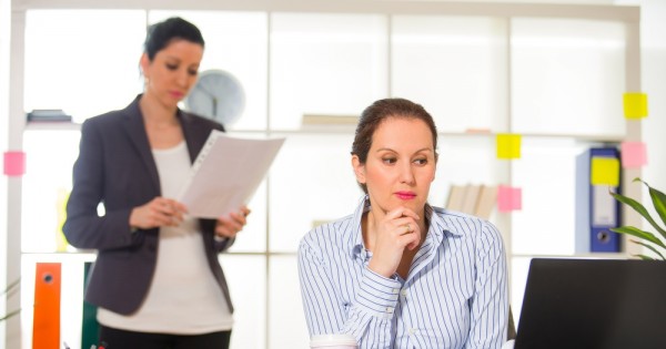 נשים במקומות עבודה: האם הן קשוחות יותר כלפי נשים אחרות?