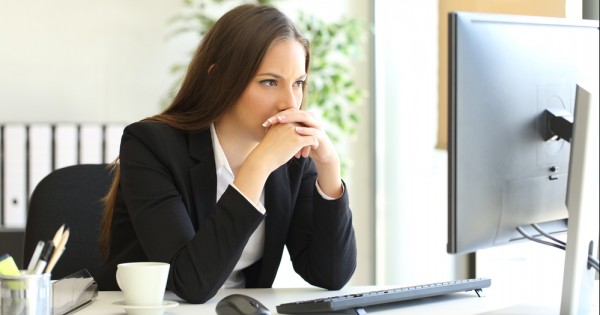 איך לבטל את הסכנה הבריאותית שבישיבה ממושכת מול מסך?