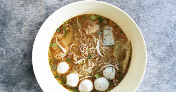 מרק צח עם כדורי דגים, בוק צ'וי ואטריות זכוכית