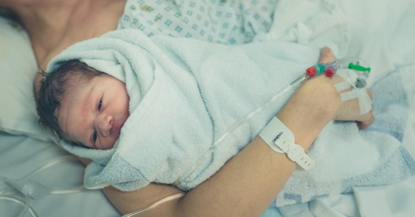 איך לשמור על התינוק מנפילה בזמן ההנקה?