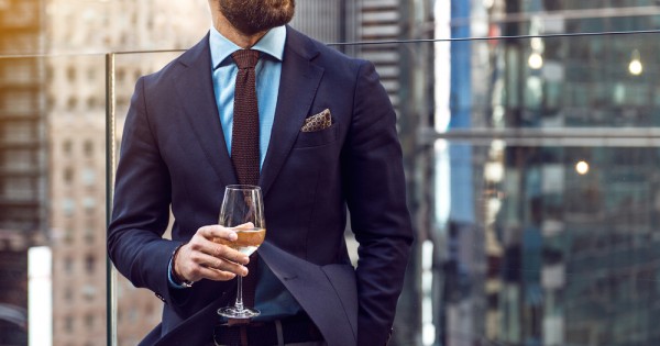 החלום האמריקאי הופך למציאות: המהגרים שהפכו למיליארדרים