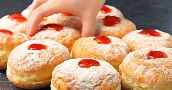 הסופגניה לא לבד: חמישה מאכלי חג מימי הביניים