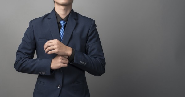 8 דברים שאנשים מצליחים עושים כדי להיראות מלאי ביטחון (גם אם הם לא)