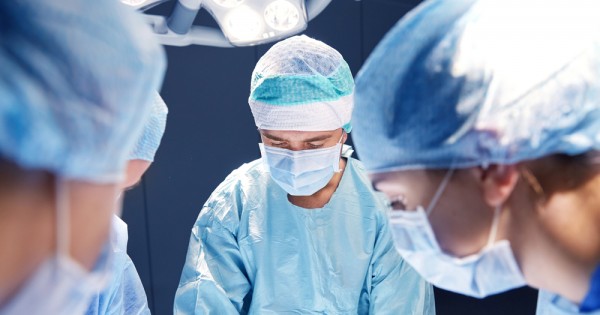 תביעת רשלנות: כשהצוות הרפואי בחדר הניתוח לא קורא כמו שצריך את התיק הרפואי