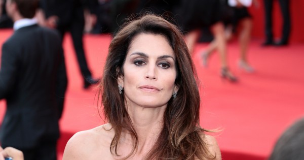 סינדי קרופורד פורשת רשמית מדוגמנות