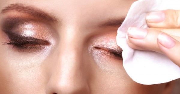 למה חייבים להסיר את האיפור בלילה?