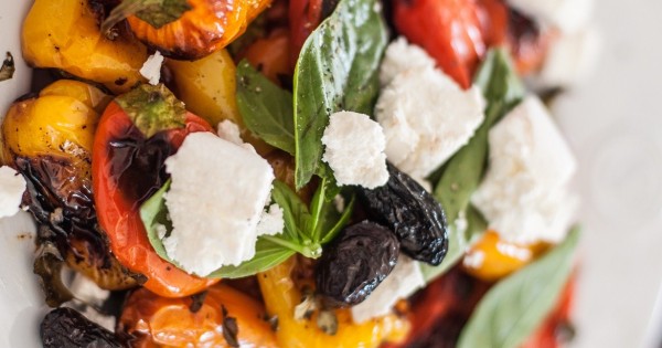 סלט פלפלים צבעוניים עם זיתי טאסוס וגבינת עיזים