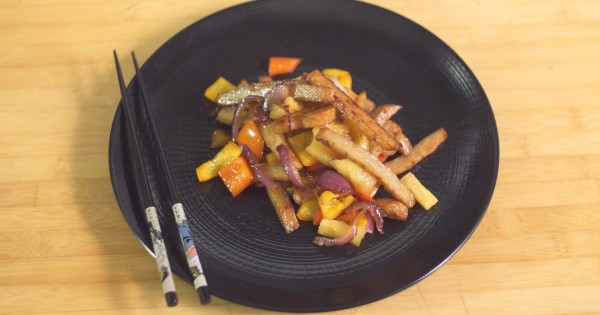 רצועות חזה בגריל מן הצומח עם אננס, בצל סגול ופלפלים