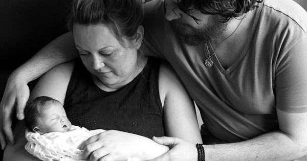 קורע לב: אלבום תמונות של המשפחה מחבקת את התינוקת שמתה שעה אחרי הלידה