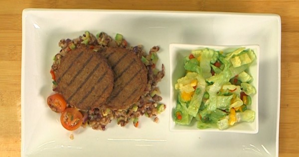 מנגל צמחוני: המבורגר מן הצומח על מצע אורז מוקפץ עם סלט חסה ופלפלים