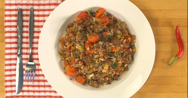 מנגל צמחוני: קוביות קבב מן הצומח מוקפצות עם אורז מתובל, וסלט פלפלים קלויים חריף