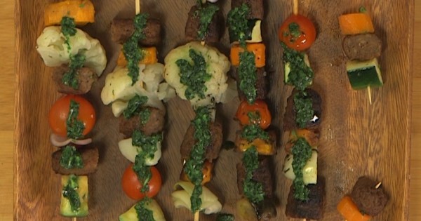 מנגל צמחוני: שיפודי קבב מן הצומח עם ירקות צלויים