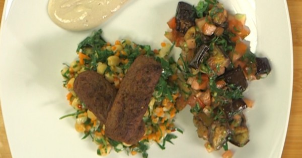 מנגל צמחוני: קבב מתובל מן הצומח על מצע גרגירי חומוס עם סלט עגבניות וחציל