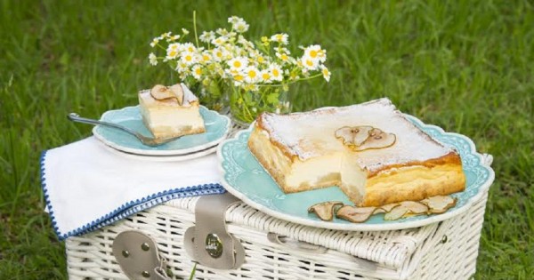 עוגת גבינה אפויה עם אגסים ביין לבן
