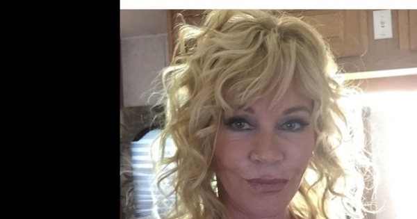 בגיל 58 מלאני גריפית' מחזירה מלחמה למבקרים