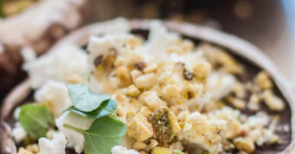 פטריות פורטובלו ממולאות בפיסטוקים ואגוזי קשיו