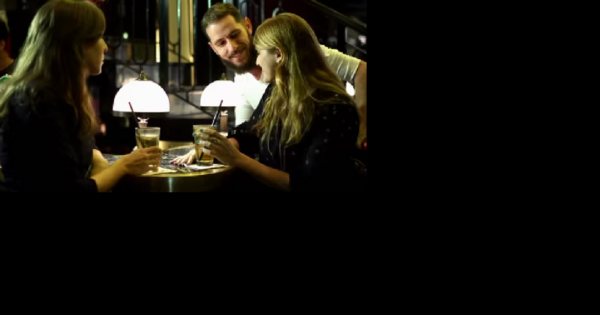 הסרטון של בנט מזיע ממאמץ להשפריץ טסטוסטרון