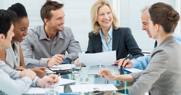 צחוק במקום העבודה יגרום לכם לעבוד טוב יותר