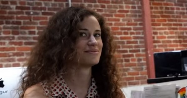 האישה בראש אתר שיתוף התמונות המצליח בעולם