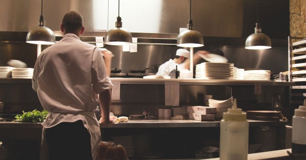 מסעדה יוקרתית באיטליה ממוקמת בכלא ? וכל הצוות הם אסירים