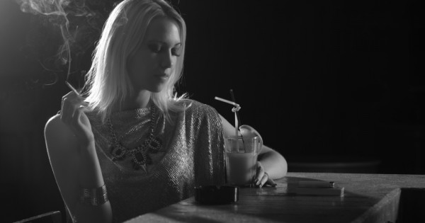 מוסד הניסויים: אישה לבד על הבר