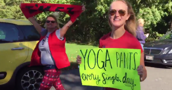 מחאת מכנסי היוגה: התגובה הגאונית של קבוצת נשים לסקסיזם