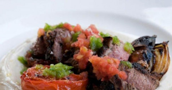 שווארמה טלה בענבי תירוש נחה על טחינה וירקות