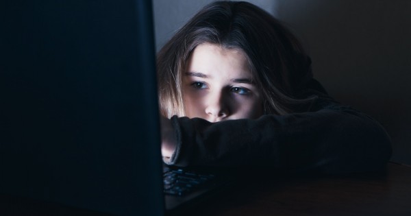 קרבנות רשת: כיצד לסייע לילדים שנופלים קרבן לבריונות ברשת?