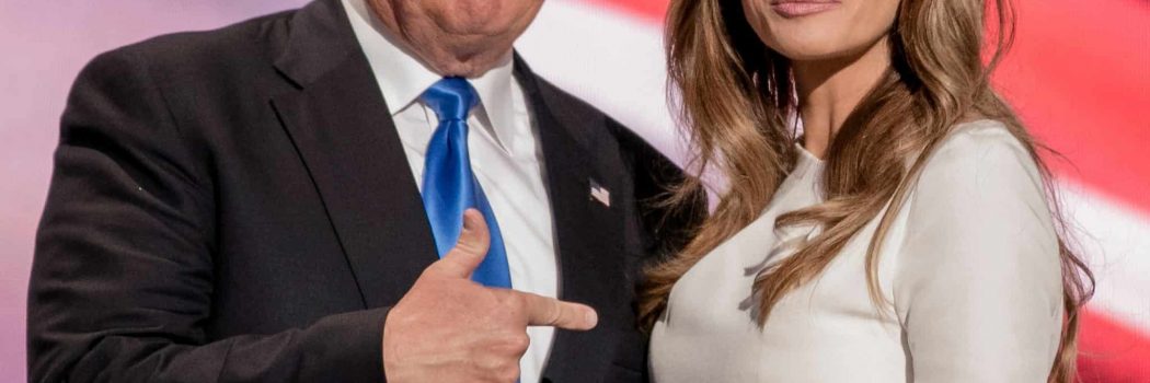 הקונספירציה בשיאה: מה אומרת שפת הגוף של הזוג טראמפ על הקשר ביניהם?